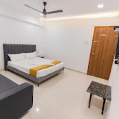Lennox Hotel , Surat Exterior foto