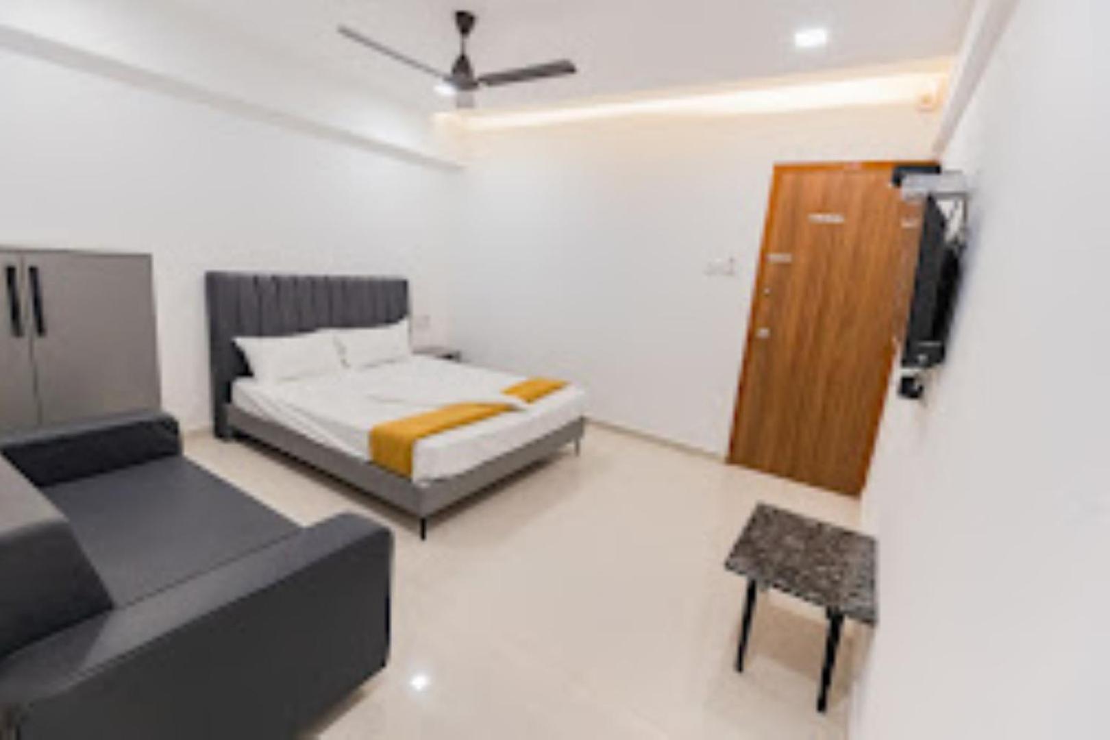 Lennox Hotel , Surat Exterior foto